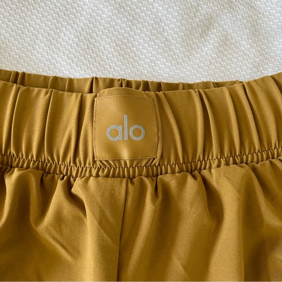 Alo Yoga Cinch It Up Short Women’s Small Golden Olive Branch Adjustable Sides - Picture 5 of 14
